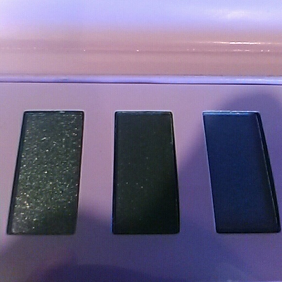 All that glitters eye shadow pallet - Picture 3 of 6